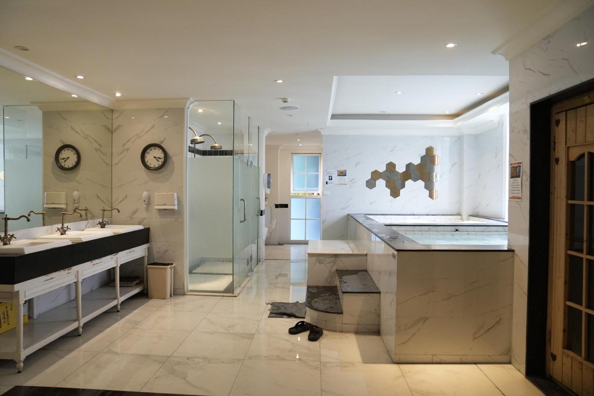 Apartment Seven Seas Cote D'azur Family-friendly One Bedroom With Pool& Gym Steps To *